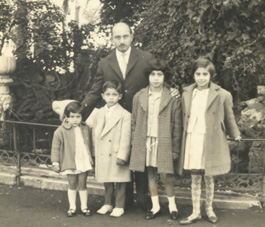 Passeggiata ai giardini di Pubblici di Acireale - Da destra a sinistra  io - Pina - Mario - Silvana e alle spalle mio padre